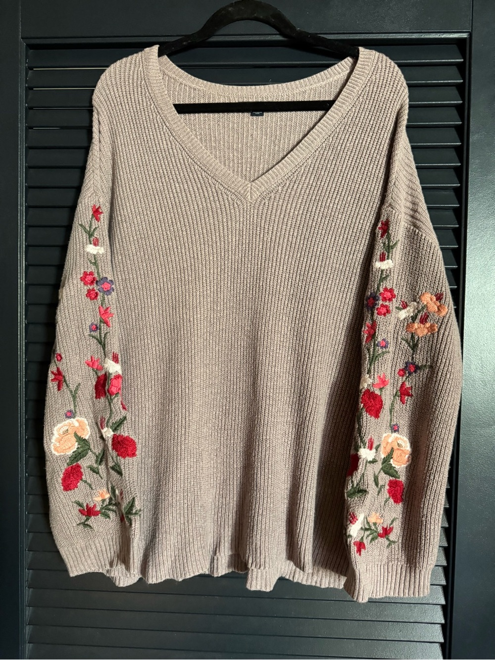 American Eagle Floral Embroidered Sleeve Sweater XL